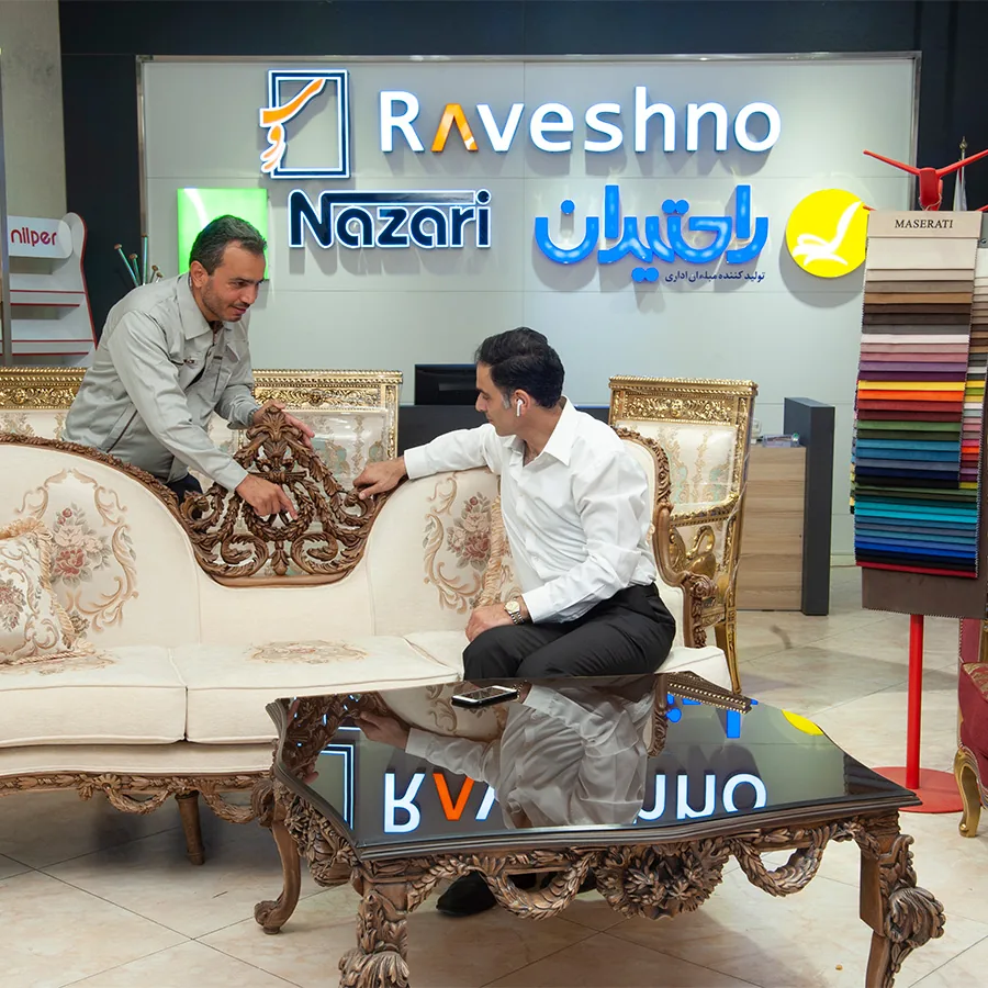کار روی سرویس مبل کلاسیک منبت‌کاری‌شده در نمایشگاه روش نو