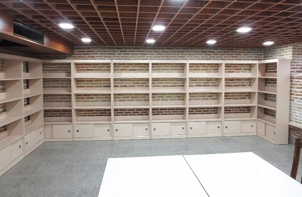 قفسه‌بندی چوبی کتابخانه