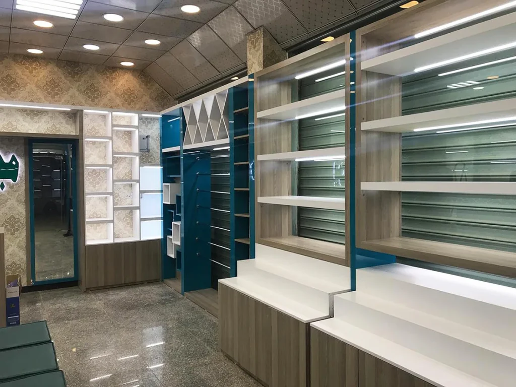 قفسه‌بندی دیواری با نورپردازی خطی