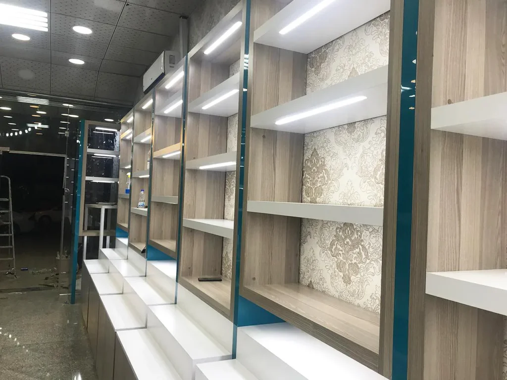 قفسه‌های چوبی با پشت‌کار طرح‌دار
