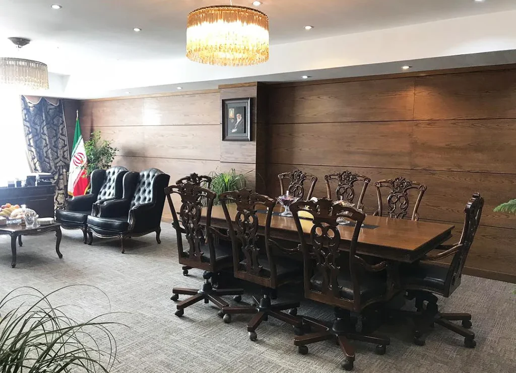 اتاق مدیریت با میز جلسه کلاسیک