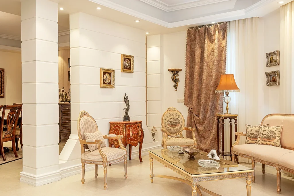 نشیمن کلاسیک با مبلمان طلایی