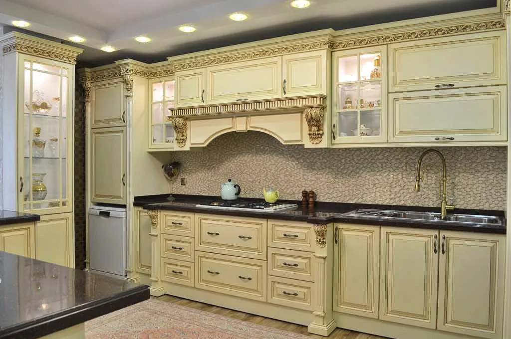 کابینت کلاسیک کرم با منبت طلایی